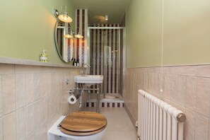 Douche, sèche-cheveux, serviettes fournies