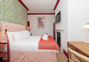 A hotel room with a bed, a bedside table, a lamp, and a fireplace. - New* Centrally Located room in Bath City Centre - Pass the Keys (Bath)