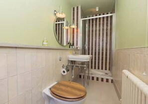 A bathroom with a toilet, sink, and shower. - New* Centrally Located room in Bath City Centre - Pass the Keys (Bath)