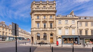 Un bâtiment historique abritant un magasin au rez-de-chaussée appelé « Fat Giraffe Gifts ».