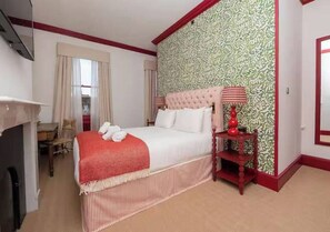 A hotel room with a bed, a desk, and a chair. - New* Centrally Located room in Bath City Centre - Pass the Keys (Bath)