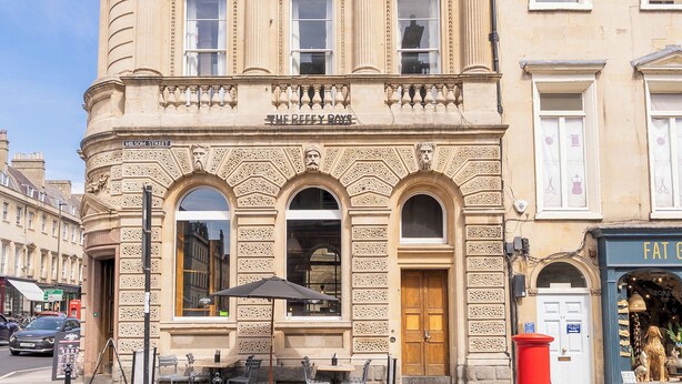Un bâtiment d’angle dont l’enseigne, « The Beefeater’s Arms », est affichée au rez-de-chaussée.