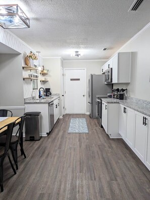 Réfrigérateur, four à micro-ondes, un four, surface de cuisson