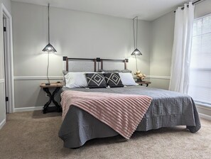 Tabla de planchar con plancha, wifi y ropa de cama