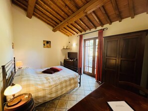 Tabla de planchar con plancha, wifi y ropa de cama 