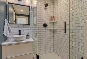 Shower, hair dryer, towels, soap - Grant Park Guest House (Portland)