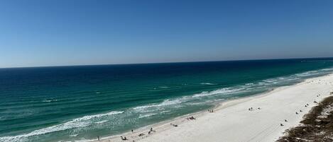 Playa en los alrededores y camastros