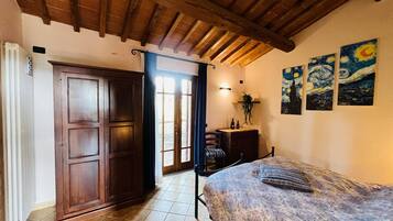 Tabla de planchar con plancha, wifi, ropa de cama