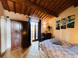 Tabla de planchar con plancha, wifi, ropa de cama