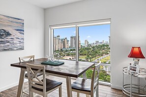 Condo, varias camas (Luau II- By the Sea) | Restaurantes