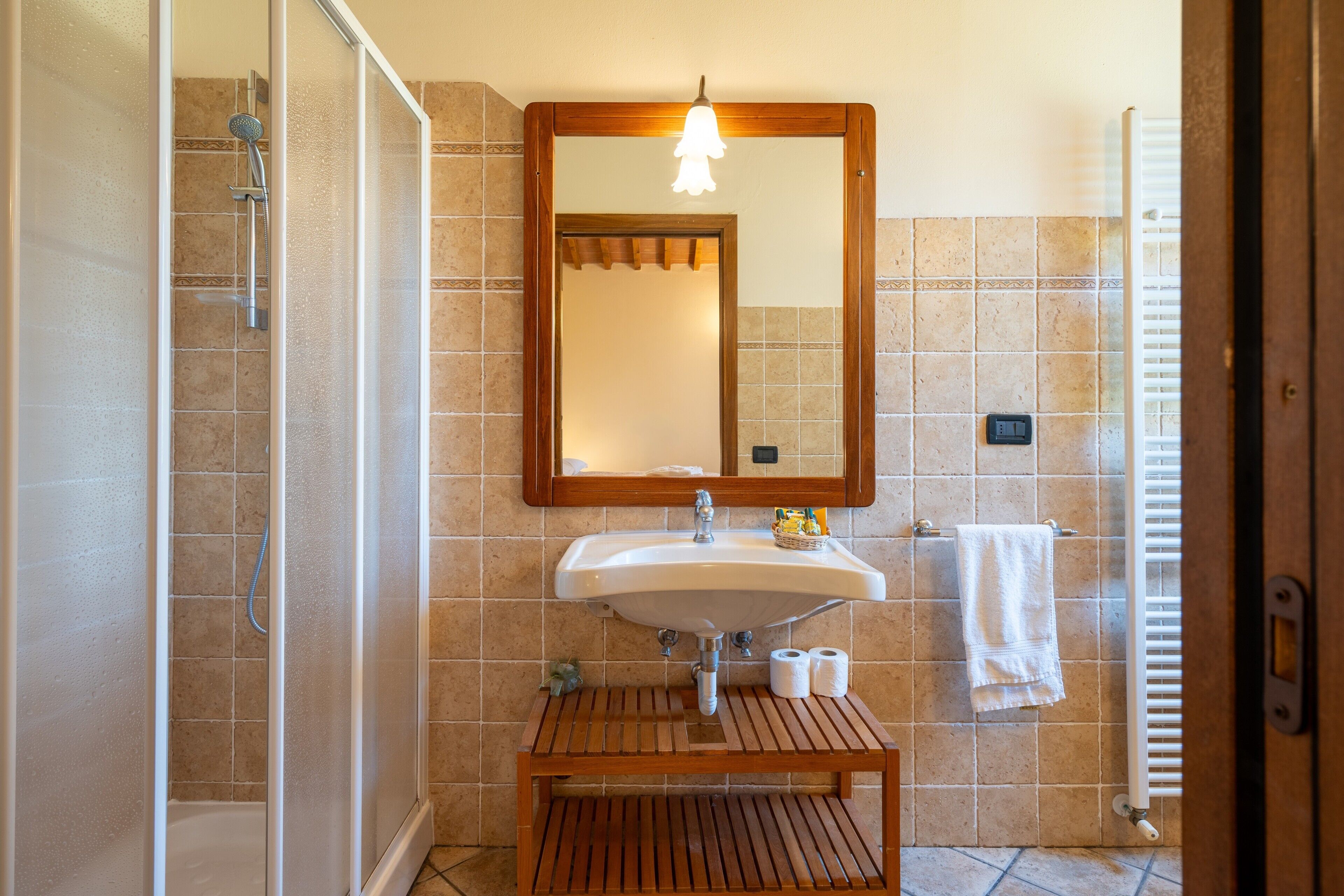 Douche, sèche-cheveux, serviettes fournies