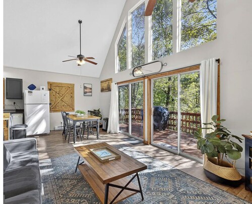 Quiet & Cozy Mountain Chalet near Bryce, Relax with Hot Tub & Fire Pit