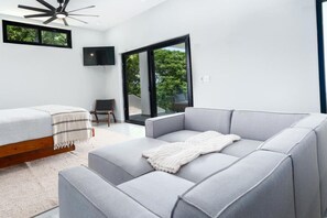 Room - NEW Oceanfront, King Suite, Private Plunge Pool (Roatan)