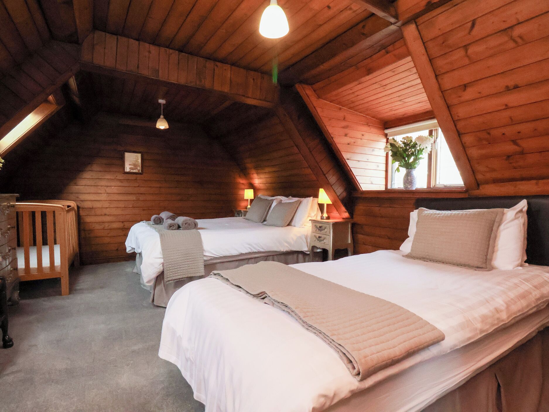 2 phòng ngủ, trang trí khác biệt 