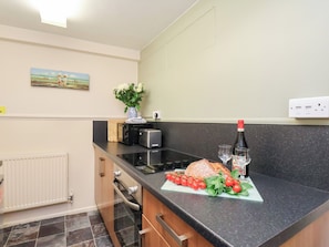 Cookware/dishes/utensils - Stowaway Cottage Church Street (Whitby)