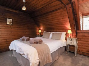 2 Schlafzimmer, individuell dekoriert, individuell eingerichtet