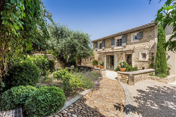 Exterior - Holiday in Provence - La Bastide de Maubec (Maubec)