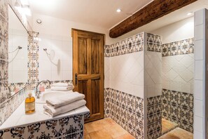 Bathroom - Holiday in Provence - La Bastide de Maubec (Maubec)