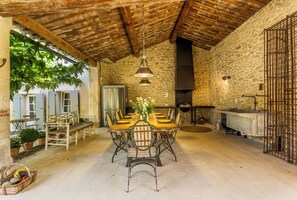 Outdoor dining - Holiday in Provence - La Bastide de Maubec (Maubec)