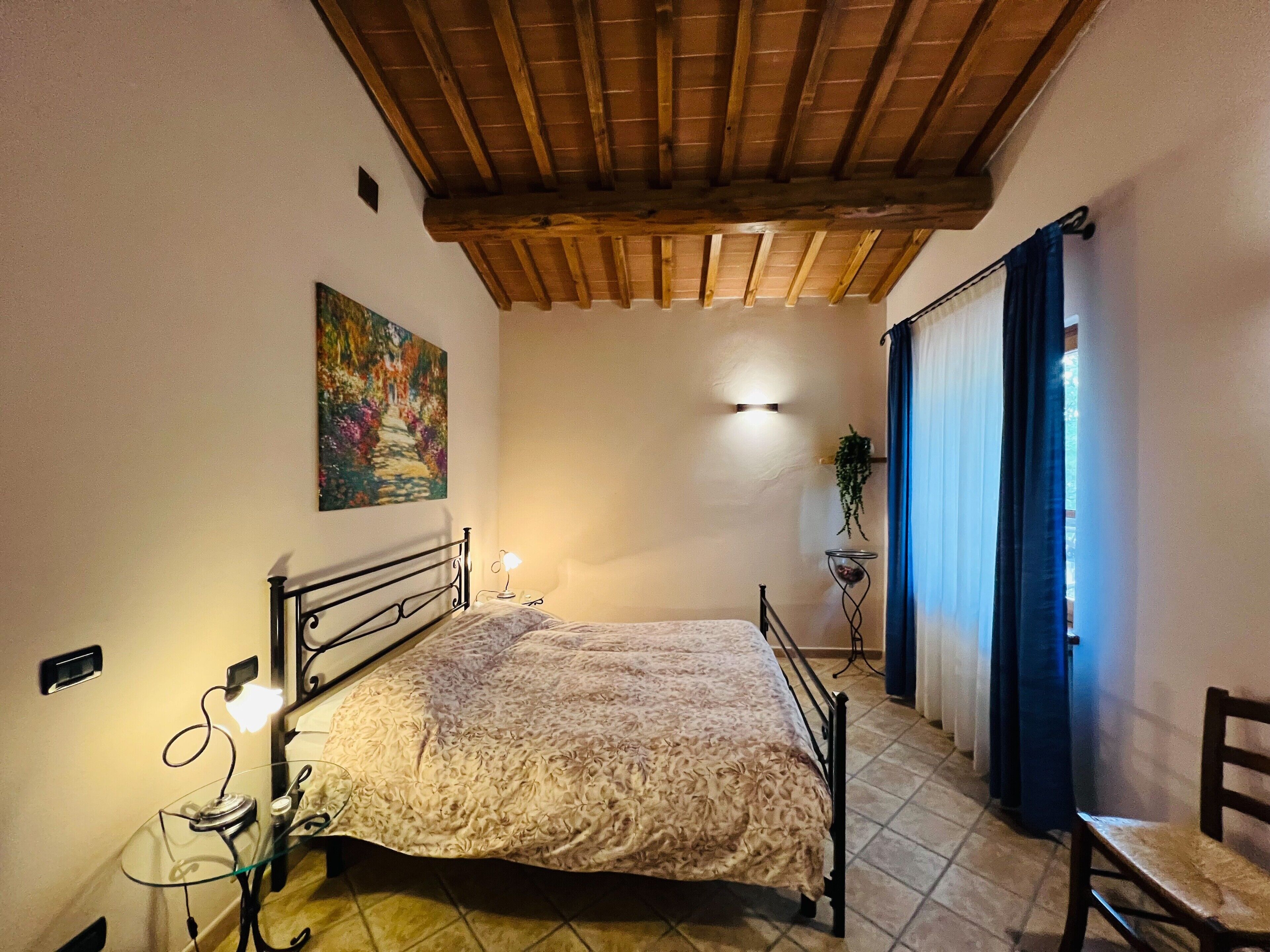 Iron/ironing board, WiFi, bed sheets