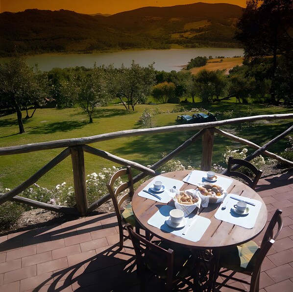 Outdoor dining - Riflessi di Lago – Agriturismo with Experiences, Breakfast Included - Le Ceregne Bio (Pieve Santo Stefano)