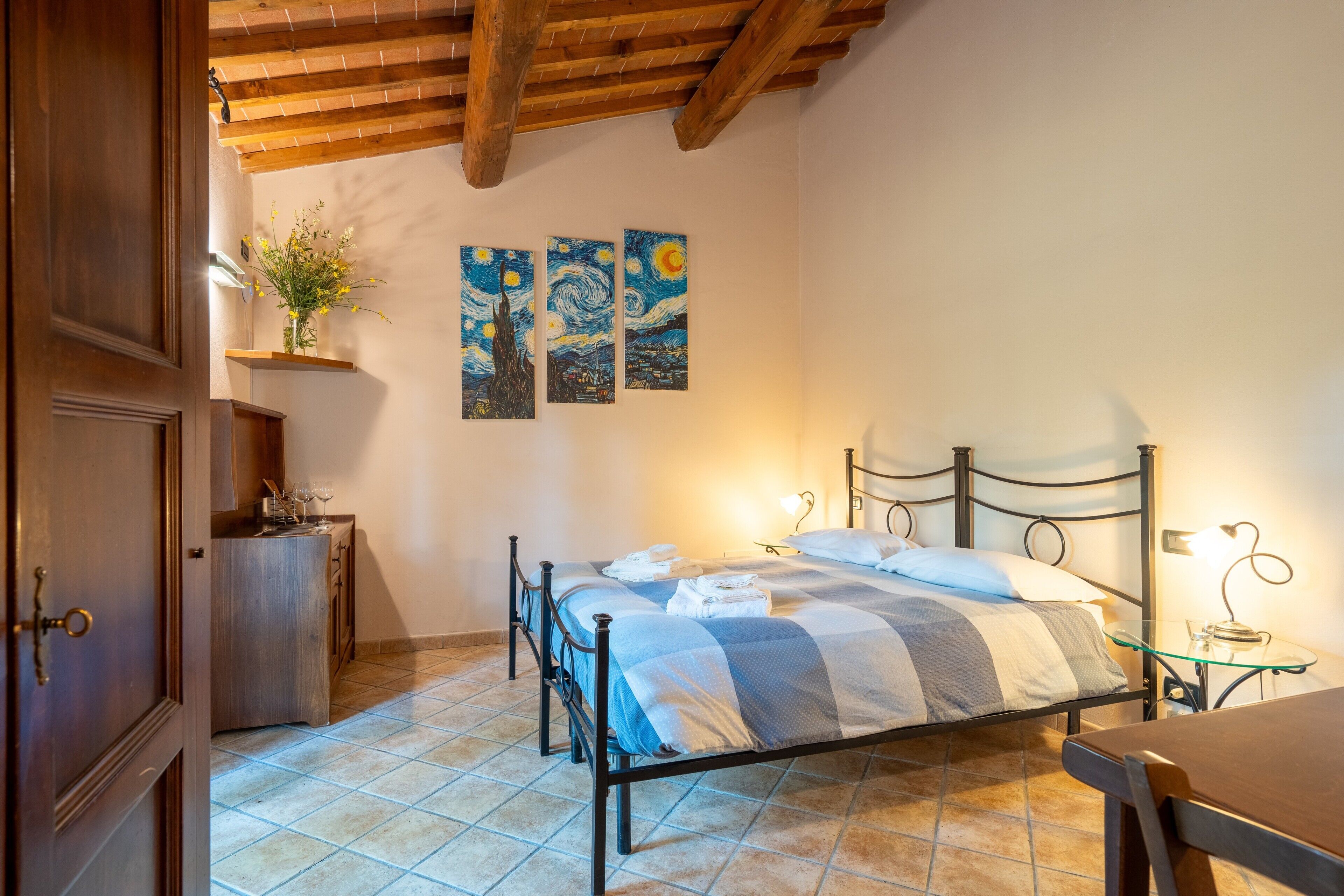 Iron/ironing board, WiFi, bed sheets