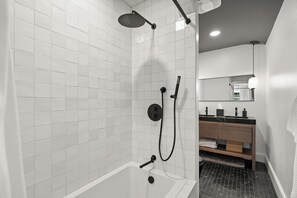 Dusche, Handtücher, Seife, Toilettenpapier