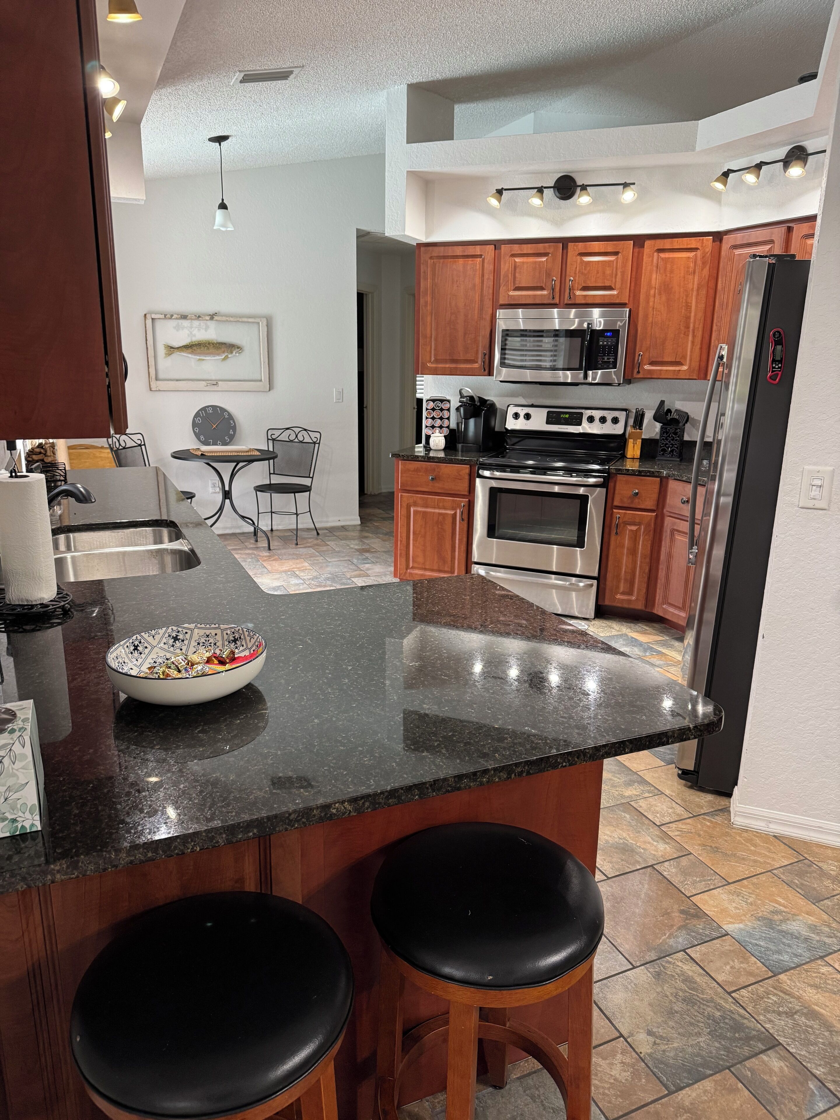 Frigorífico, microondas, horno y placa de cocina