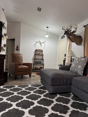 Een smart-tv en een stereo