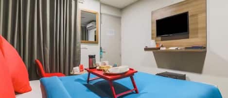 Tabla de planchar con plancha, wifi y ropa de cama