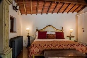 Een strijkplank/strijkijzer, wifi, beddengoed