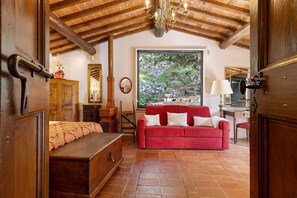 Tabla de planchar con plancha, wifi y ropa de cama 