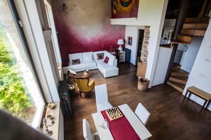 Een televisie en een open haard