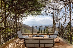 Terrace/patio - Villa 'Ancòra Tenuta Lonciano' with Pool and Mountain View (Sesto Fiorentino)
