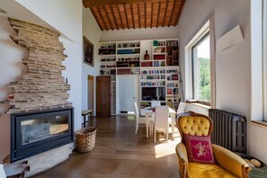TV, fireplace - Villa 'Ancòra Tenuta Lonciano' with Pool and Mountain View (Sesto Fiorentino)