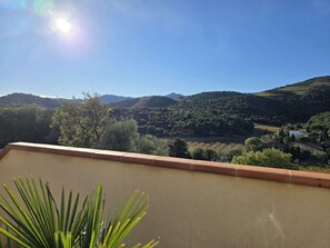 A balcony with a view of a hilly landscape and a clear sky. - Le Nid de Paulilles in Port-Vendres (Port-Vendres)