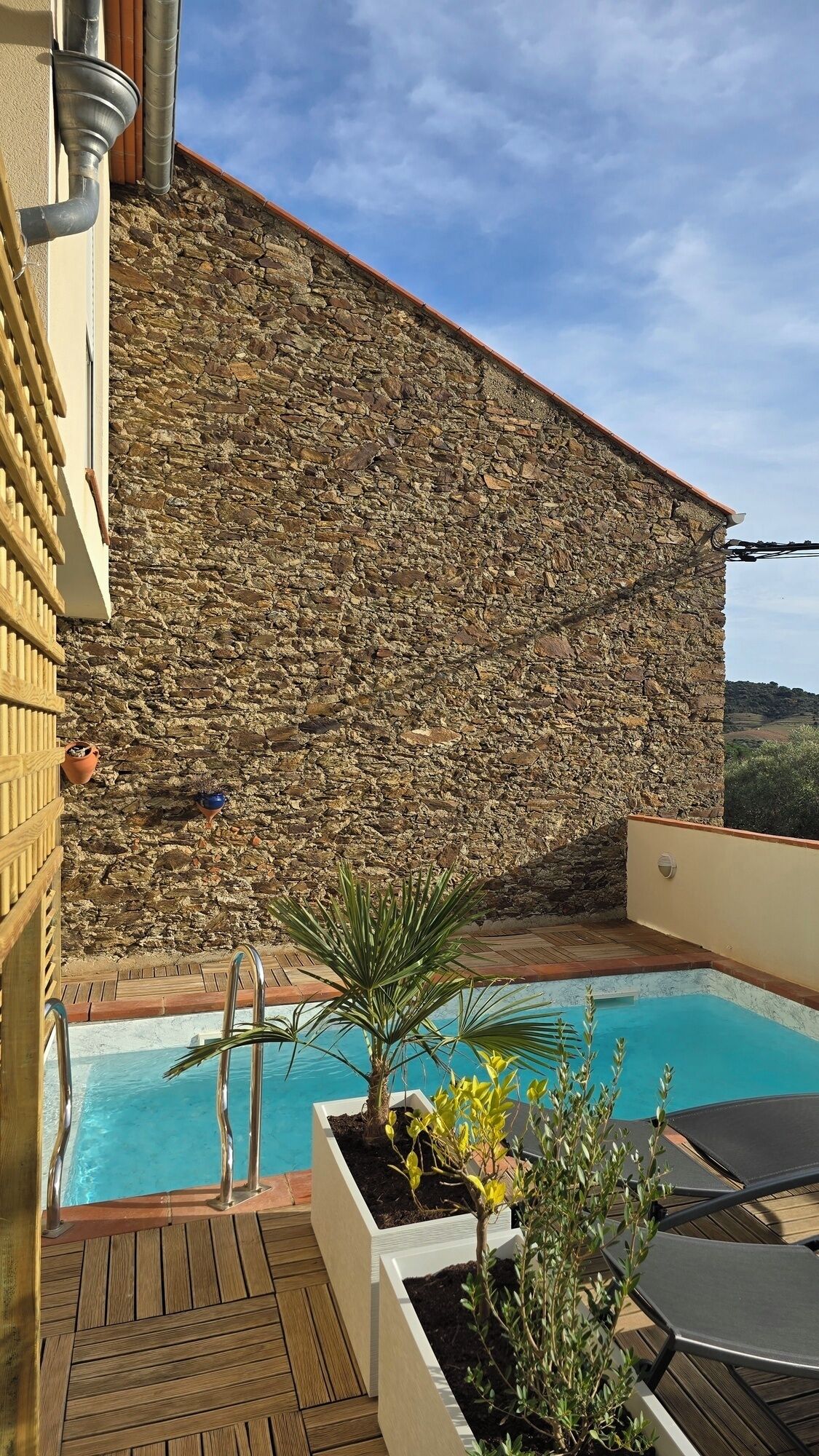 Een buitenzwembad en een verwarmd zwembad