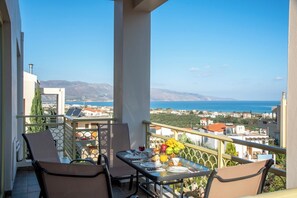 Outdoor dining - Beach at 1.3km* Private Heated Pool* BBQ area * Sea View (Tavronitis)