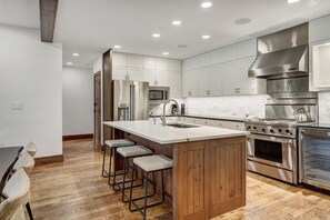 Fridge, microwave, oven, stovetop - Platinum 3BR Beaver Creek Condo | Ski-in/Ski-out (Avon)