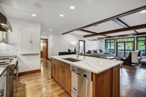 Fridge, microwave, oven, stovetop - Platinum 3BR Beaver Creek Condo | Ski-in/Ski-out (Avon)