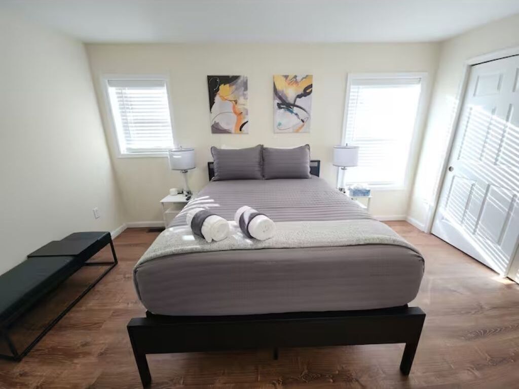 3 habitaciones, tabla de planchar con plancha, internet y ropa de cama 