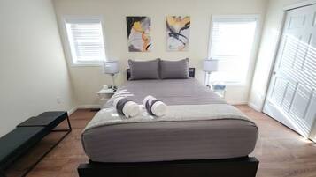 3 habitaciones, tabla de planchar con plancha, internet y ropa de cama