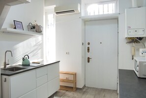 Fridge, microwave, stovetop, coffee/tea maker - Cozy Navigli Loft - One Bedroom Apartment, Sleeps 2 (Milano)