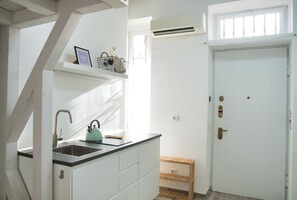 Fridge, microwave, stovetop, coffee/tea maker - Cozy Navigli Loft - One Bedroom Apartment, Sleeps 2 (Milano)