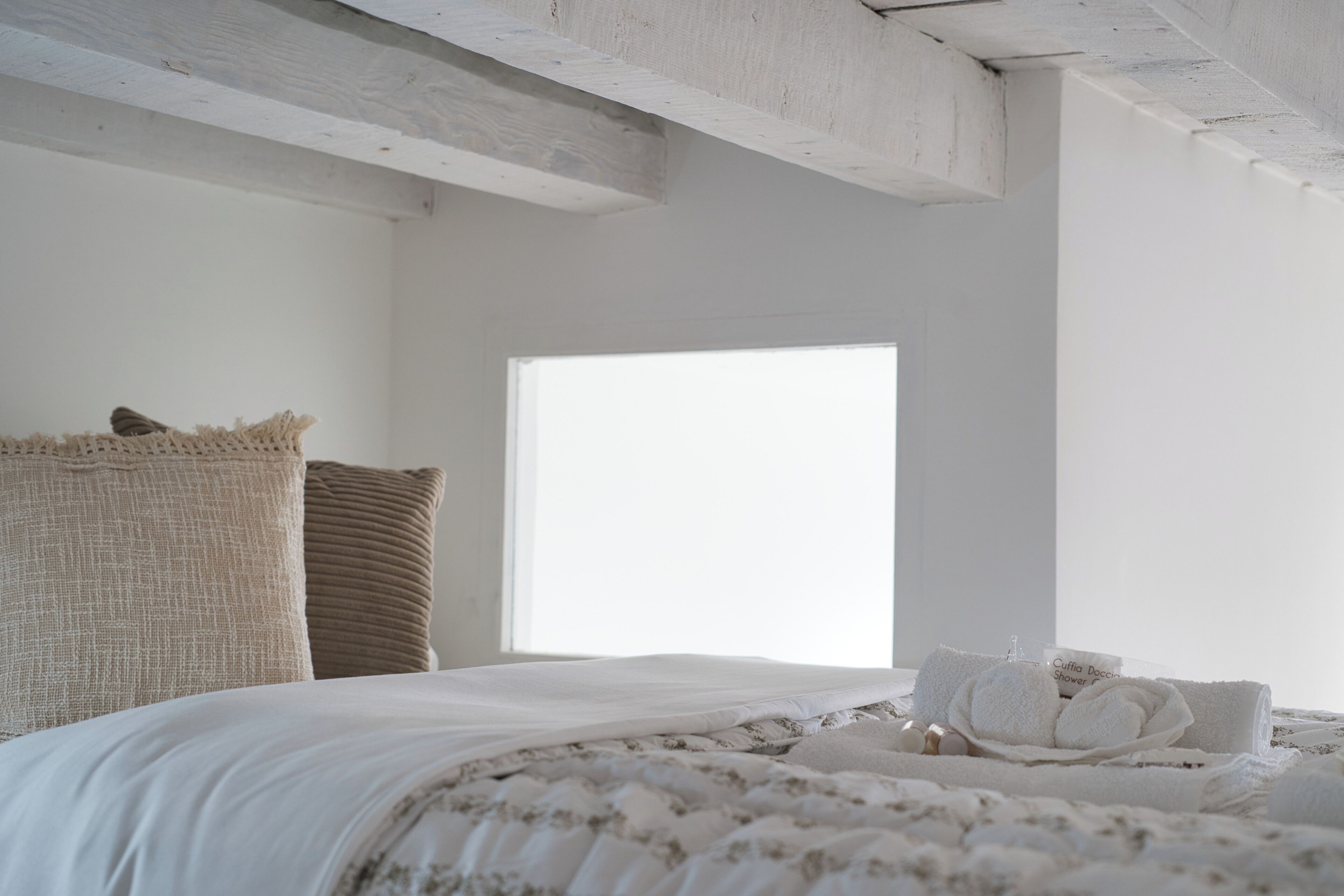 WiFi (無料)、ベッドシーツ