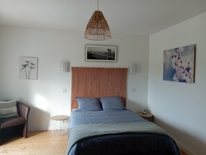 Planxa i posts de planxar, un bressol de viatge i wifi gratuïta 