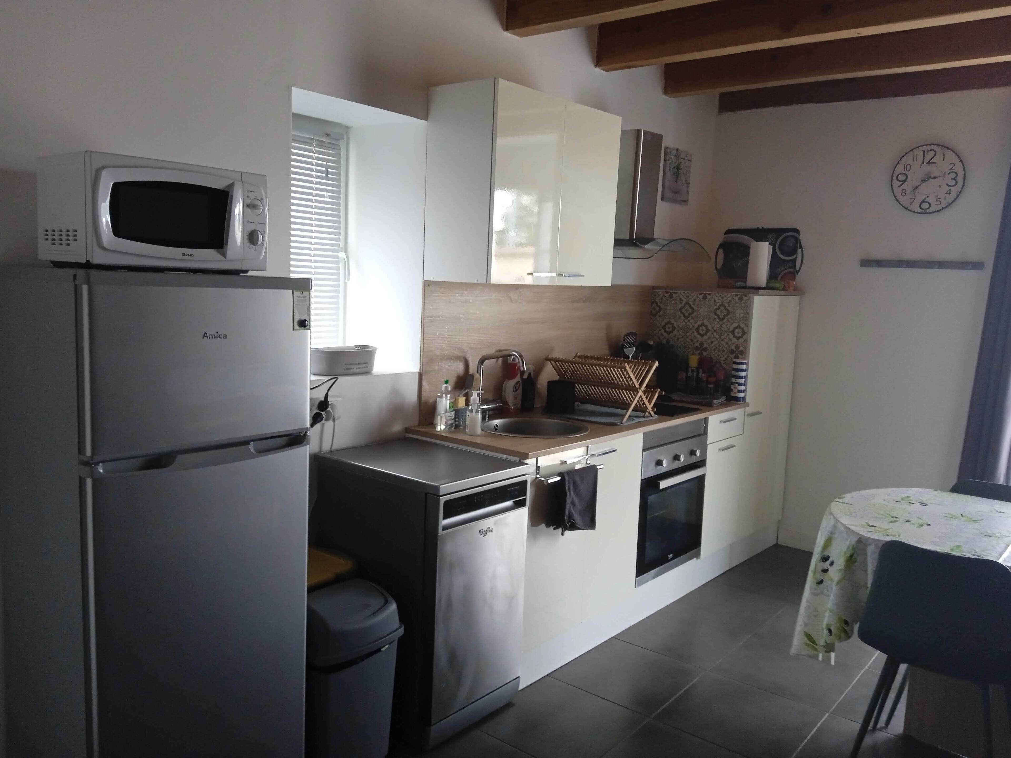 Frigorifero, microonde, forno, piano cottura