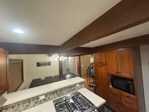 Fridge, microwave, oven, stovetop - Modern Sunriver Retreat – Perfect for Two Families (Sunriver)