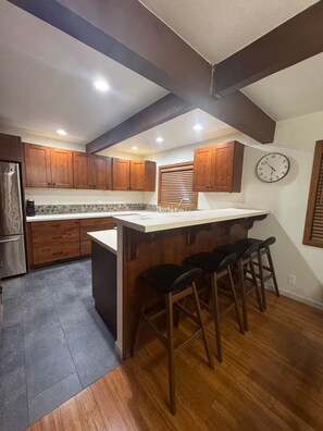 Fridge, microwave, oven, stovetop - Modern Sunriver Retreat – Perfect for Two Families (Sunriver)