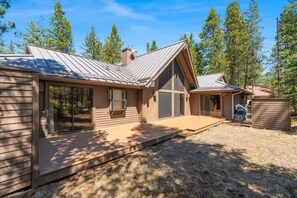 Exterior - Modern Sunriver Retreat – Perfect for Two Families (Sunriver)